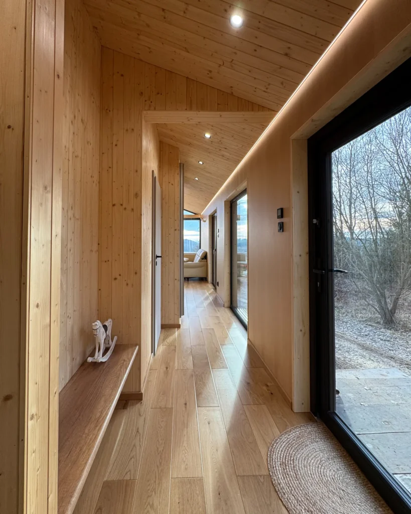 Korytarz w domku mobilnym DROZD z nowoczesnym oświetleniem LED