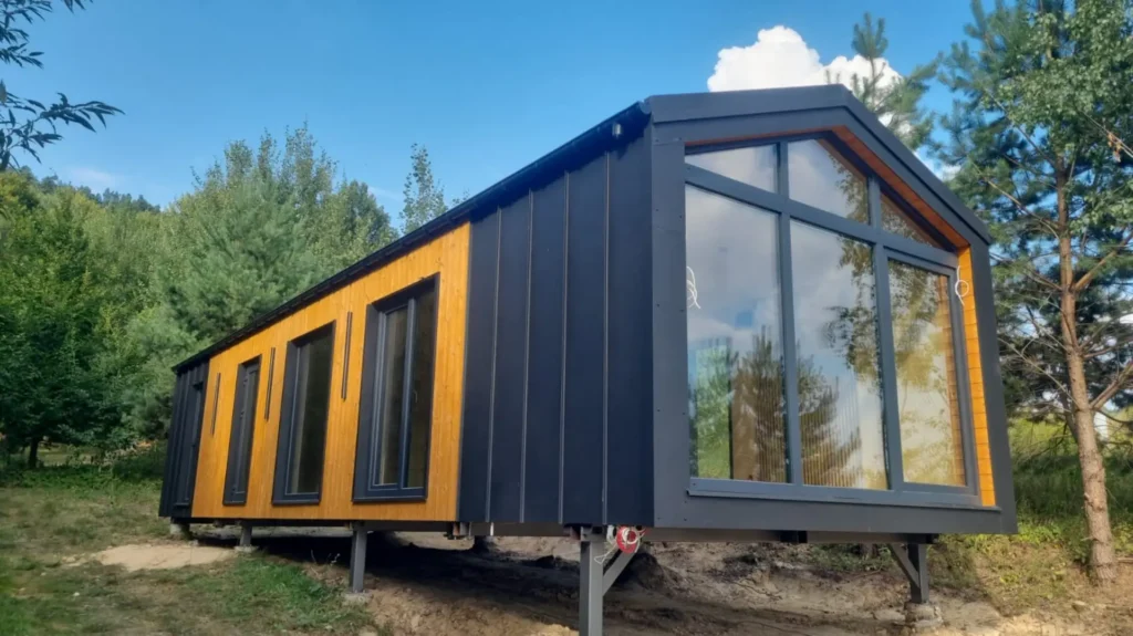 Umiejscowiony domek mobilny DROZD