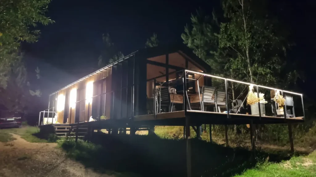 Zamontowany domek mobilny DROZD w nocy