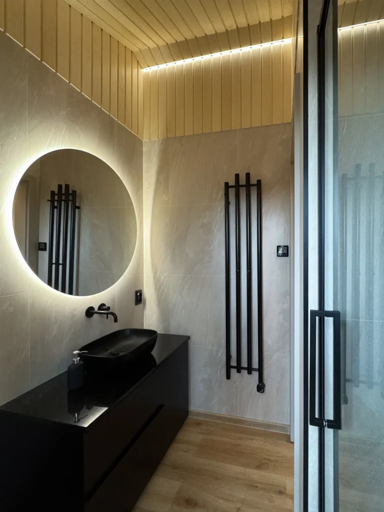 Elegancka i funkcjonalna łazienka premium w domku mobilnym DROZD